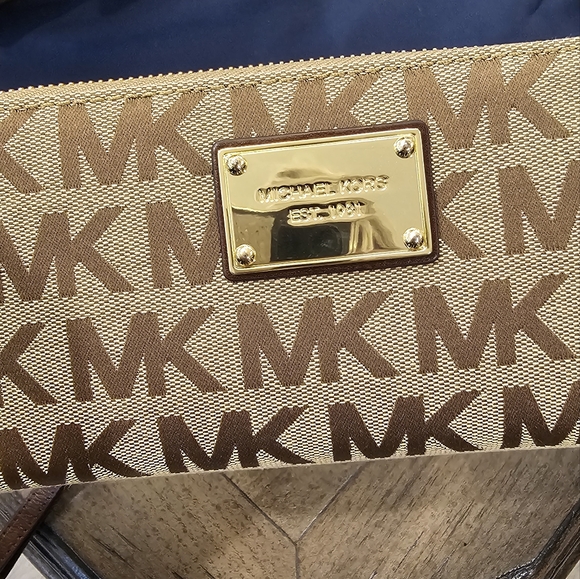 STUNNING MICHAEL KORS GOLD/BROWN ZIP AROUND MONOGRAM WALLET - Picture 8 of 10